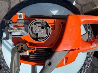 Prodám motorovou pilu Husqvarna 236 – plně funkční, dobrý st - 2
