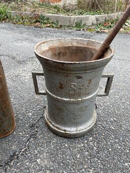 Starý obří litinový moždíř - 2