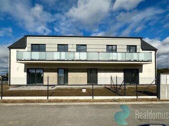 Byt 4+kk, 99m², prostorný balkon 20,9 m², 2 parkovací stání, - 2