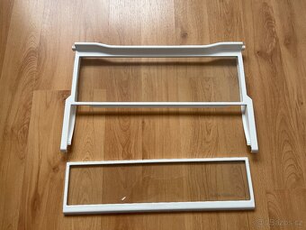 Police k chladničce - 2