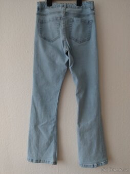 26) džíny světlé modré, nohavice do zvonu - 2