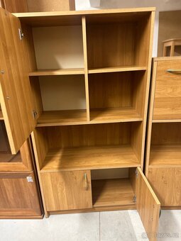 Praktická skříň / regál s dvířky - 2