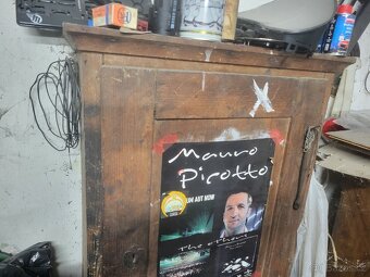 Prodám menší skříň starožitnou - 2
