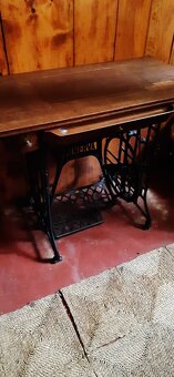 Historický šicí stroj Minerva - 2