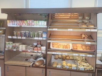 Regály a vitríny z prodejny pekařství - 2