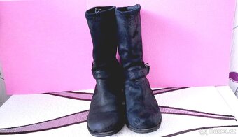 KOŽENÉ KOZAČKY S ROZŠIŘUJÍCÍM LEMEM - UGG - vel. 39 - 2