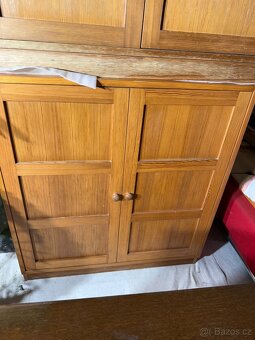Prodám sestavu  4 skříněk borovicového nábytku - 2