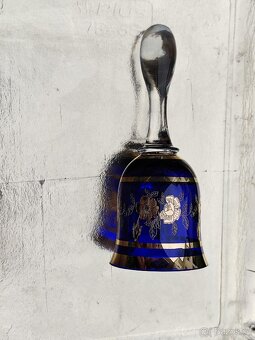 SKLENĚNÝ ZVONEK Z MODRÉHO SKLA SE ZLATÝMI MOTIVY - 2