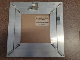 Nová revizní dvířka 20x20cm. - 2