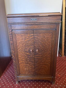 Starožitný gramofon na kliku se skříní - 2