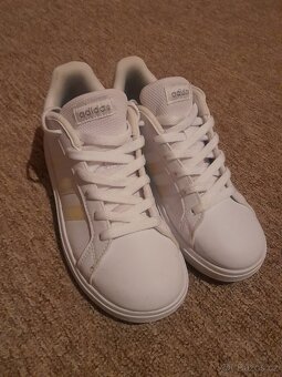 Dívčí tenisky Adidas Grand Court 2.0 K vel. 35 - 2