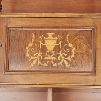 Police na stenu 1910 - AKCE - 2