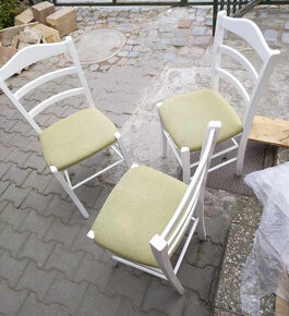 Bílé dřevěné židle s polstrovaným sedákem - 2