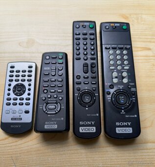 SONY 1x DVD MOBILE a 3x Dálkový ovladač VIDEO. - 2