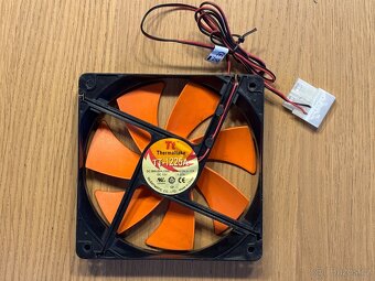 Thermaltake TT-1225A 120mm LED ventilátor Molex - 2