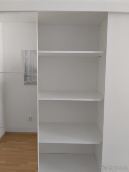 Velká trojdílná šatní skříň. - 2