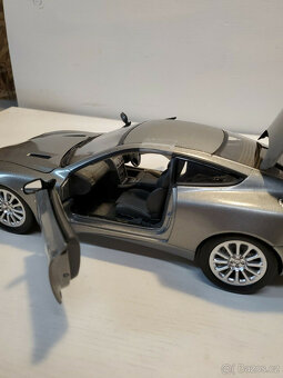 Modely 1:18-24 Nabízím velkou sbírku Aston Martin - 2