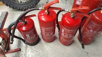 Práškové hasicí přístroje – plně funkční, prošlá revize - 2