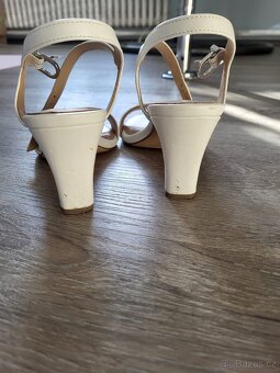 Elegantní bílé sandály Tamaris,vel. 36 - 2