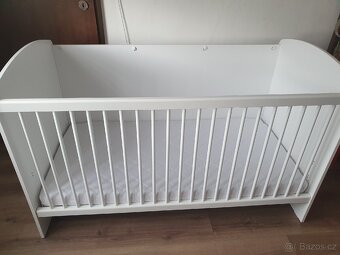 Krásná bílá postýlka se zadním čelem + matrace 140x70 - 2