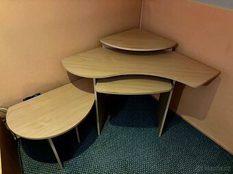 Rohový počítačový stolek - 2