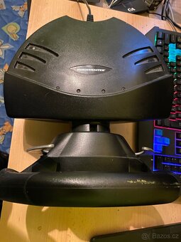 Volant s pedáli značky thrustmaster - 2