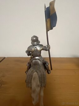 Schleich rytíř s praporem na koni - 2