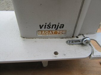 Nabízím starý šicí stroj Vinšja Bagat. Je funkční. Bez přísl - 2