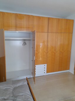 Šatní skříňová stěna - 2