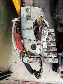Stará motorová pila Stihl . - 2