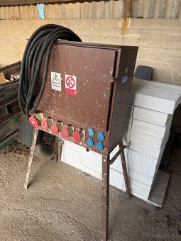 Stavební rozvaděč s kabelem - 2