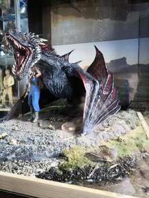 DROGON a Daenerys s LED vitrínou | ThreeZero 1/6 - 2