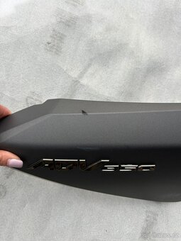 Honda ADV350 boční kryt s nápisem (83500-K2L-D00) - 2