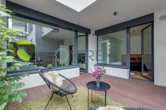 Pronájem moderně zařízeného bytu 2+kk (54,6 m²) s předzahrád - 2
