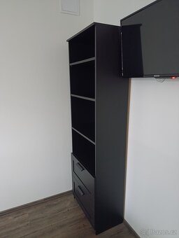IKEA knihovna se dvěmi zásuvkami - 2