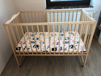 Dětská dřevěná postýlka se zánovní matrací, otočnými kolečky - 2