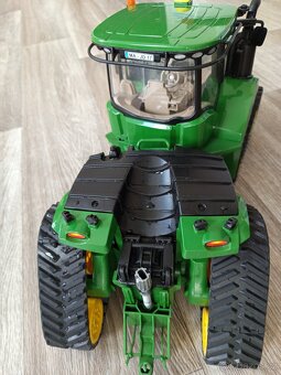 Pásový traktor Bruder John Deere 4055 - 2