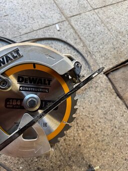 Kotoučová pila Dewalt DWE560K - 2