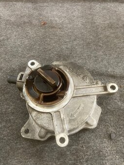 Vakuová pumpa 06D145100E - 2