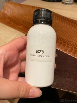 Zbytky hovězí kůže a lepidlo na práci s kůží - 2