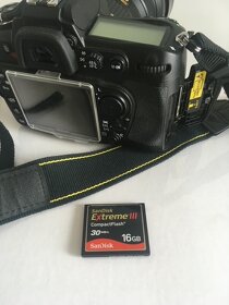 Nikon D300 s objektivem a pametovou kartou - 2