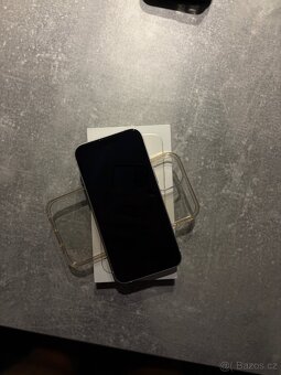Zánovní IPhone 13 ( v záruce ) - 2