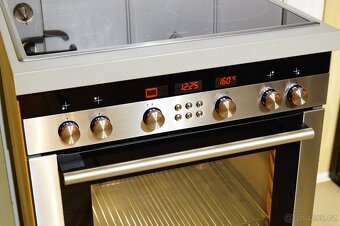 Nerezový vestavný sporák Siemens HE764560 , vyjížděcí dveře - 2