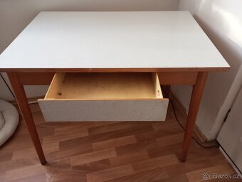 Starý jídelní stůl. - 2