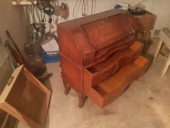 Retro s ulomenou nožkou. - 2