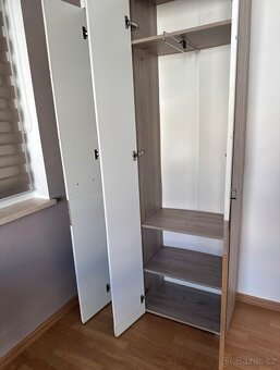 Šatní skříň s zrcadlem - 2