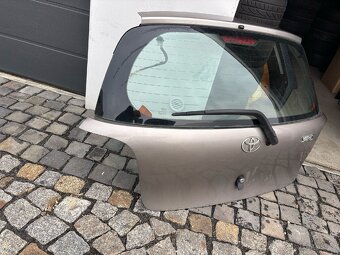 Toyota yaris 99-05 - zadní víko kufru - 2