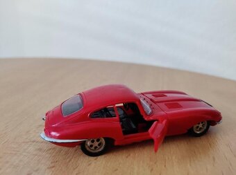 Retro umělohmotné autíčko KDN Jaguar [ECHELLE 1/43] - 2