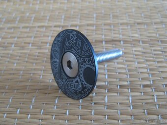 Nová hliníková krytka představce 1 1/8" VYCE Stem Cap - 2