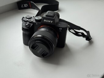 Foťák Sony Alpha A7 II + FE 50 mm f/1,8 + příslušenství - 2
